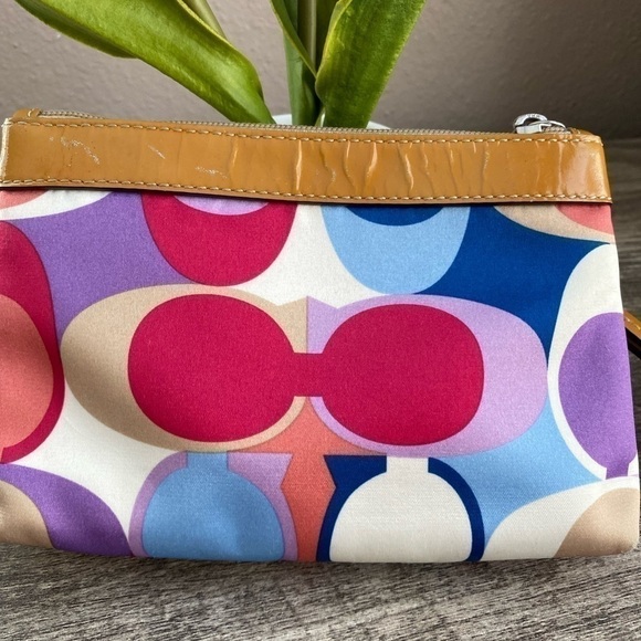 Women coach wristlet - Picture 5 of 12